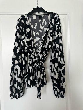 🌹SHEIN Black and White Animal Print Wraparound Top